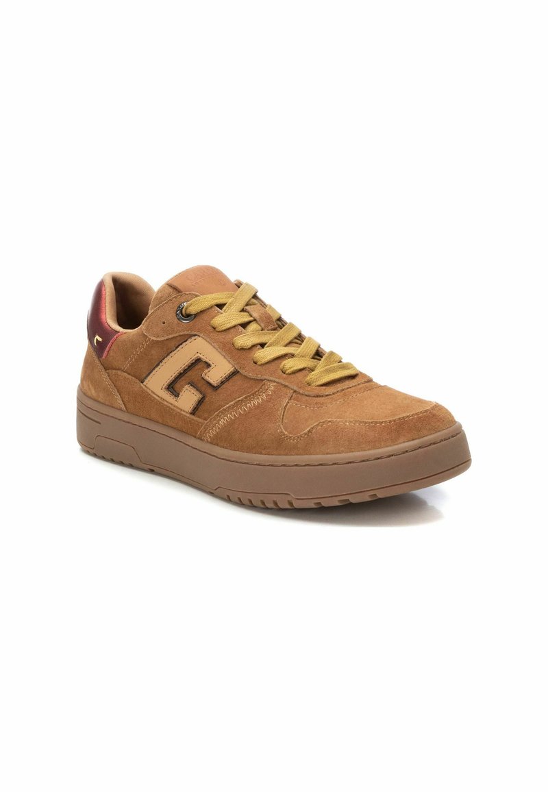 Brązowe zamszowe sneakersy z teksturowanym detalem, żółtymi sznurówkami i bordowym akcentem na pięcie. Zawierają wyraźne logo "C" oraz gumową podeszwę.