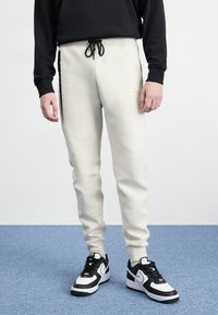 Nike Sportswear - M NK TCH FLEECE JGGR - Tracksuit bottoms - lt orewood brn/(metallic gold) Thumbnail Image 1