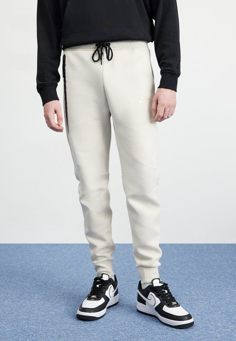 Nike Sportswear - M NK TCH FLEECE JGGR - Tracksuit bottoms - lt orewood brn/(metallic gold), Enlarge