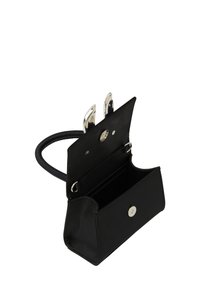 Sort læderhåndtaske med et struktureret design, glat overflade, rund håndtag og sølvfarvede hardware-detaljer. Har trykknaplukning og indre lommer.