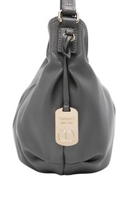 Borsa in pelle grigia con una texture morbida, forma arrotondata e cuciture sottili. Presenta un'etichetta dorata con "TWINSET SINCE 1987" in rilievo.