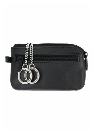 Pochette en cuir noir avec deux porte-clés argentés attachés à des chaînes, une poche zippée et un dessin de tortue en relief subtil en bas à droite.