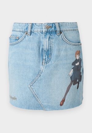 Mini-jupe en jean bleu clair, avec un imprimé graphique représentant un personnage en mouvement. Comprend des poches traditionnelles et une fermeture à boutons.
