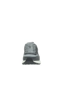 Scarpa da ginnastica grigia con parte superiore in suede e mesh, lacci dettagliati, intersuola bianca e suola esterna in gomma nera testurizzata.