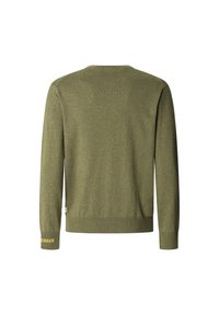 Pull vert olive à manches longues et col rond avec poignets et ourlet côtelés, montrant le dos avec un texte jaune subtil sur le poignet gauche.