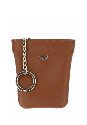 Pochette à pièces en cuir marron avec une fermeture éclair argentée, un petit emblème argenté et une chaîne porte-clés argentée attachée.