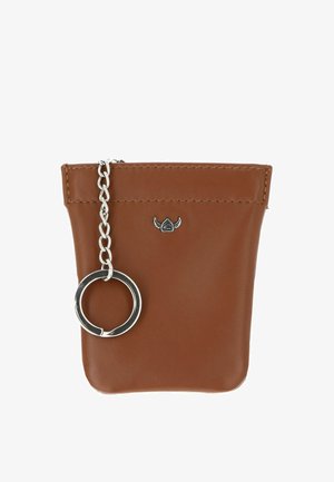 Pochette à pièces en cuir marron avec une fermeture éclair argentée, un petit emblème argenté et une chaîne porte-clés argentée attachée.