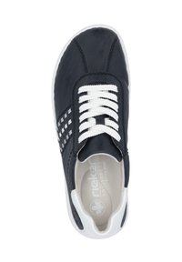 Basket en cuir noir avec des lacets blancs, détails perforés sur le côté, semelle texturée et intérieur rembourré étiqueté 'Rieker Antistress Extra Large.'