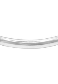 Bracciale in metallo argento elegante, forma curvata con una superficie liscia e riflettente; nessun ulteriore motivo o dettaglio hardware visibile.