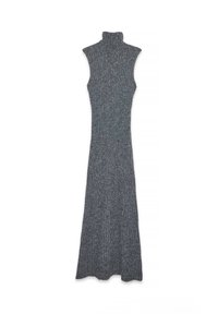 Abito a maglia grigio a costine con colletto alto, design senza maniche e silhouette fluida che arriva fino alle caviglie con bordi smerlati.