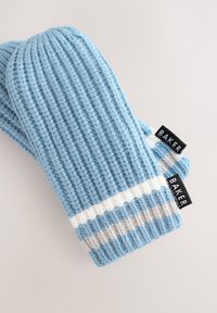 Par rok svetlo modrih rebrastih pletenih rokavic z belimi in sivimi črtami ter črnim oznakami blagovne znamke "BAKER" na svetlem ozadju.