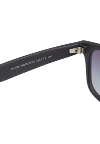 Schwarze Sonnenbrille mit matter Oberfläche, UV 400 Schutz, silberne Scharniere und verlaufsgetönte Gläser. Deutliche Markierungen an den Bügeln.
