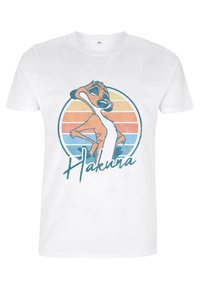 Hvid bomulds-t-shirt med et grafisk motiv af en tegneseriefigur med en stiliseret "Hakuna" tekst. Baggrunden viser pastelfarvede vandrette striber.