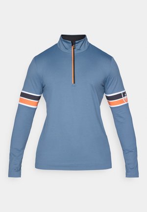 Lange mouwen pullover in lichtblauwe stof, met een hoge kraag en een kwart-rits. Heeft oranje, zwarte en witte strepen op de mouwen.