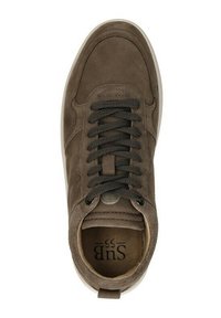 Bruine suède sneakers met ronde neus, donkere grijze veters, een logo op de binnenzool en een witte zool, met gestikte details langs de randen.