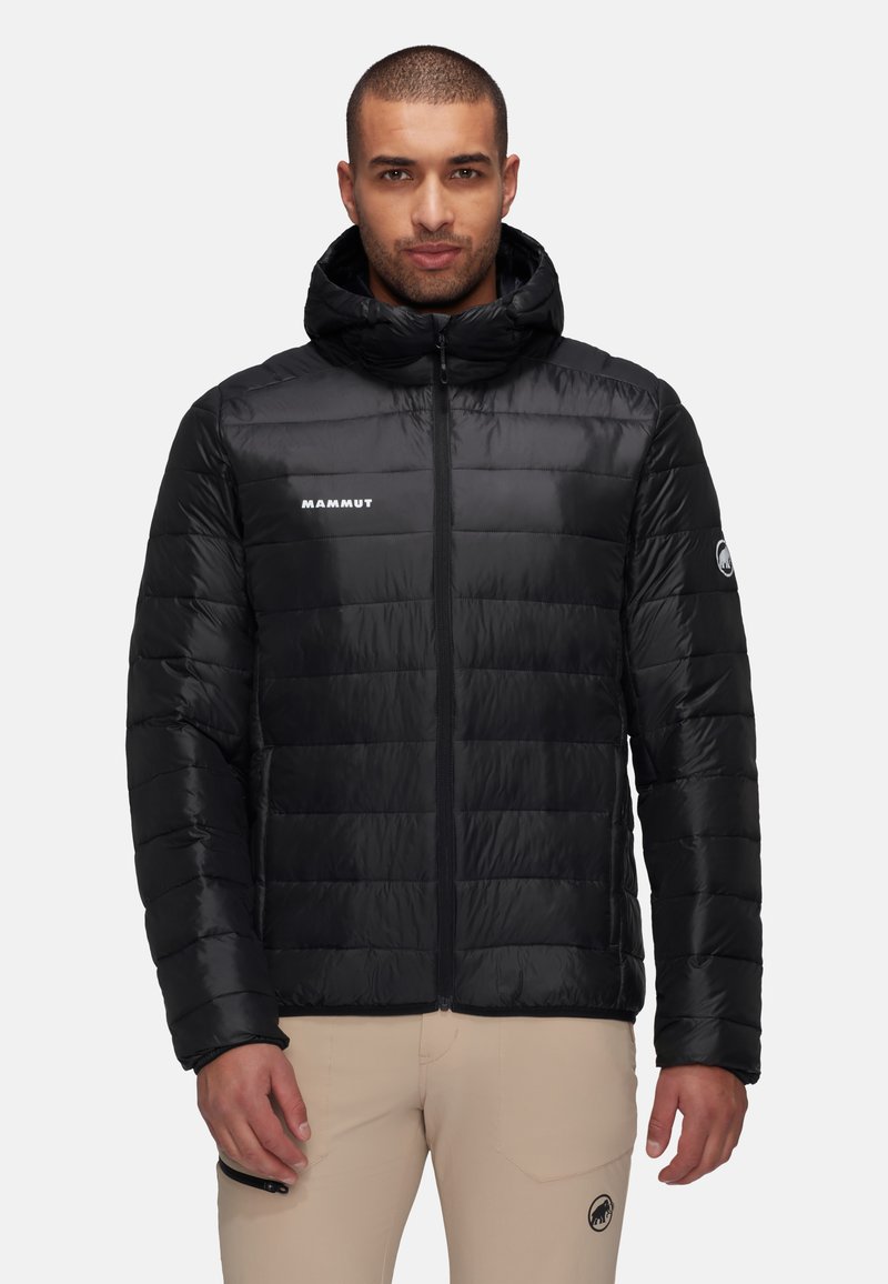 Zwarte pufferjack met een capuchon, voorzien van een doorgestikte design, een rits aan de voorkant en een logo op de borst. Materiaal lijkt glanzend en geïsoleerd.