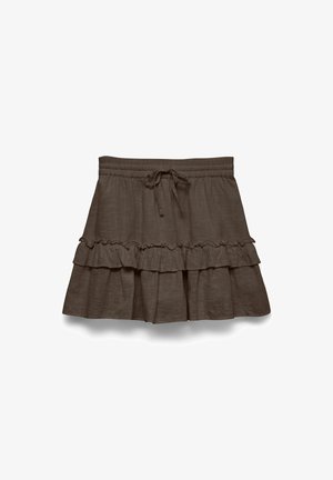 Brązowa, warstwowa spódnica z elastycznym pasem i wiązaniem z przodu, z delikatną fakturą i falbanami na białym tle.