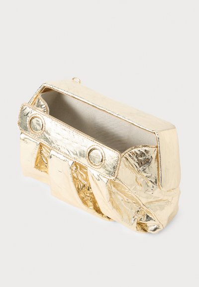 Metallisk gull clutch-veske med en krøllet tekstur, rektangulær form og to sirkulære bronseakenter foran. Innvendig foret med stoff.