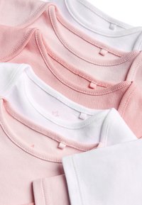 Sada čtyř bavlněných body v růžové a bílé barvě. Disponují měkkou látkou, kulatým výstřihem a překrývajícími se rameny s hladkou strukturou.