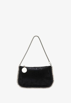 Borsa a tracolla in faux suede nera con catena argentata, dotata di un ciondolo rotondo, chiusura con zip e impunture decorative lungo i bordi.