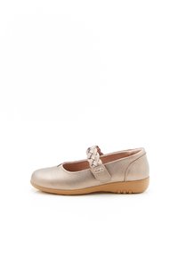 Zapato estilo Mary Jane en color rosa metálico, con una correa trenzada, parte superior de cuero texturizado y una suela flexible de goma marrón.