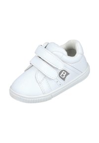 Zapatillas blancas para niños con dos tiras de Velcro, suela de goma y detalles cosidos. Presenta un pequeño logotipo plateado "B" en el lateral.