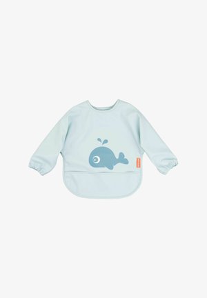 Lyseblå langærmet smock med elastiske manchetter. Har et hvaldesign i mørkere blåt, en frontlomme og et orange mærke på siden.