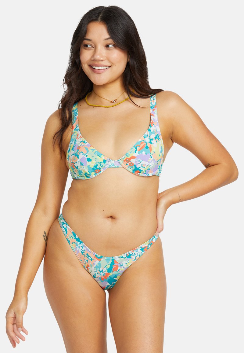 Blomsterbikini-sett med polstret bralette og minimal dekning nederst. Har fargerike mønstre i grønt, oransje og blått på en lys bakgrunn.