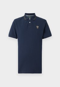 Sötétkék pamut póló, gallérral, két gombos légzsével és egy kis logófolttal a bal mellen. Kontrasztos varrás részletek.