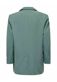 Abrigo verde, ajustado, con cuello de muesca, mangas largas y una textura suave. Presenta una abertura en la parte trasera y sin cerraduras visibles.