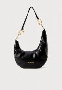 Μαύρη δερμάτινη τσάντα χειρός με απαλό, στρογγυλεμένο σχήμα. Διαθέτει χρυσή αλυσίδα-χερούλι με διακοσμητικά λογότυπα και φερμουάρ στην κορυφή.