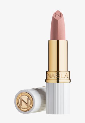 Rouge à lèvres rose clair avec un étui doré et une base blanche côtelée, le nom de la marque "NABLA" sur la bande dorée, et un "N" estampé sur le capuchon et la pointe du rouge à lèvres.