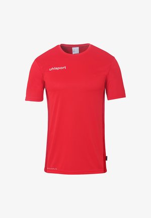 Rød atletisk t-shirt lavet af åndbart stof, med korte ærmer, rund udskæring og præget logo på forsiden.
