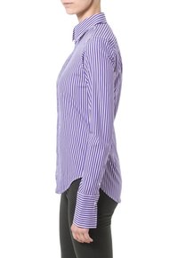Lila och vit randig skjorta med klassisk krage, långa ärmar och knappade manschetter. Har sidsprund för ökad rörelsefrihet.