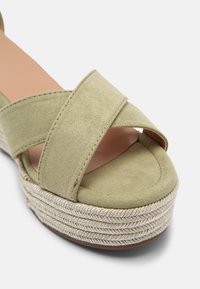 Bullboxer 268003F2T - Platåsandaler - sage