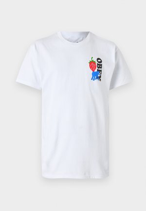 Bela bombažna majica z grafiko rdeče jagode, modrim risanjem roke in besedo "OBEY" v črni barvi na levem delu prsnega koša.