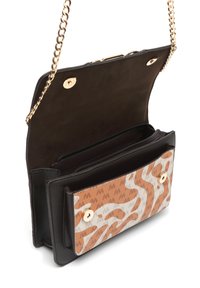 Borsa a tracolla in pelle nera con una catena dorata, caratterizzata da un pattino frontale con un motivo astratto beige e bianco e due scomparti interni.