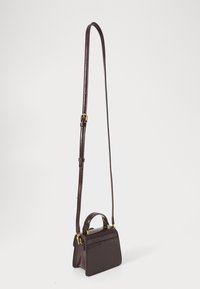 Mörkbrun läderhandväska med en slät yta, strukturerad form, kort handtag och ett långt justerbart bälte; guldaccenter.