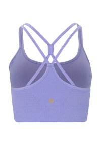 Lila Sport-BH mit einem strukturierten Bund, der über Kreuzgurte und eine glatte Oberfläche verfügt. Ohne Polsterung oder Bügel. Rundes Logodetail sichtbar.