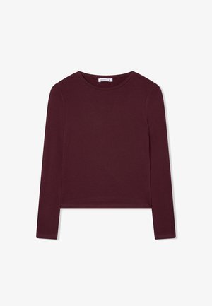 Maglietta a maniche lunghe color bordeaux realizzata in tessuto morbido, con collo rotondo e lunghezza cropped, caratterizzata da cuciture pulite e senza ulteriori motivi o accenti.