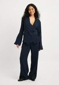 NA-KD MIT HALBHOHER TAILLE UND ELASTISCHEM BUND - Tygbyxor - navy