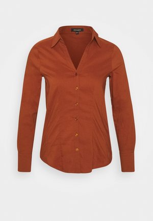 Roestkleurig, overhemd voor dames met lange mouwen, knoopsluiting, puntige kraag en getailleerde pasvorm, weergegeven op een effen witte achtergrond.