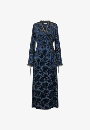 Lange wikkeljurk in donkervelvet met bloemenpatroon, heeft een V-hals, lange mouwen en een strik in de taille. Versterkt met kanten afwerking.