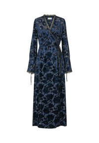 Lange wikkeljurk in donkervelvet met bloemenpatroon, heeft een V-hals, lange mouwen en een strik in de taille. Versterkt met kanten afwerking.