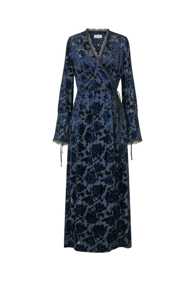 Lange wikkeljurk in donkervelvet met bloemenpatroon, heeft een V-hals, lange mouwen en een strik in de taille. Versterkt met kanten afwerking.