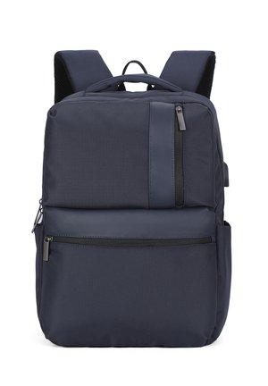 Sac à dos bleu marine avec plusieurs compartiments zippés, bretelles matelassées et une poignée de transport sur le dessus, présenté sur un fond blanc.