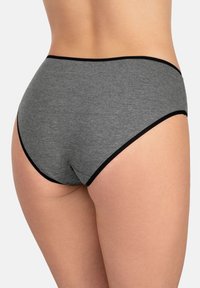 Grijze katoen onderbroek met zwarte elastische tailleband en beenopeningen, met een gladde textuur en klassieke shortsnit.