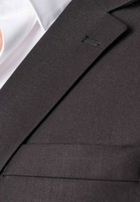 Veste noire avec un design épuré, une texture lisse et des détails de couture subtils sur le col. Comprend une poche latérale.