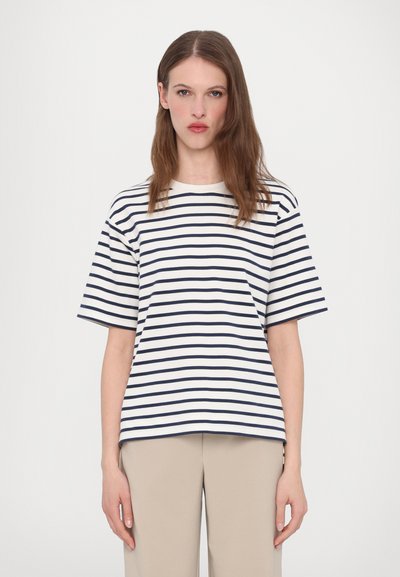 Gestreiftes T-Shirt in Weiß und Marineblau, mit kurzen Ärmeln, Rundhalsausschnitt und lockerer Passform. Glatte Textur mit gleichmäßigen horizontalen Streifen.