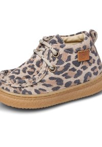 Scarpa in suede per bambino con stampa leopardata beige e grigio scuro, lacci beige, colletto imbottito e suola in gomma testurizzata.